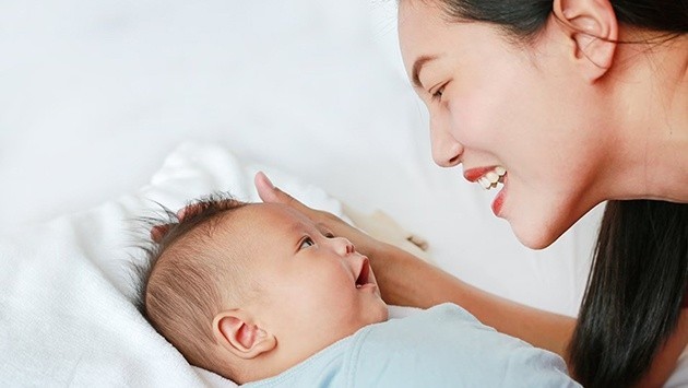 Cara Membangunkan Bayi Baru Lahir dengan Aman, Tips Membangunkan Bayi yang Sedang Tidur, Membangunkan Bayi untuk Menyusu, Perawatan Bayi Baru Lahir, Bunda, si Kecil